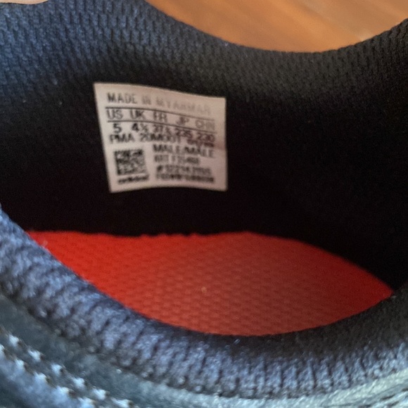 Soccer shoes size 4 - Picture 5 of 5